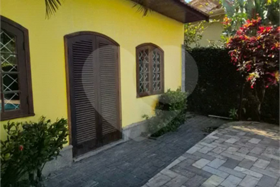 Casa com Piscina, Sauna e Edícula em Rua Arborizada no Tremembé