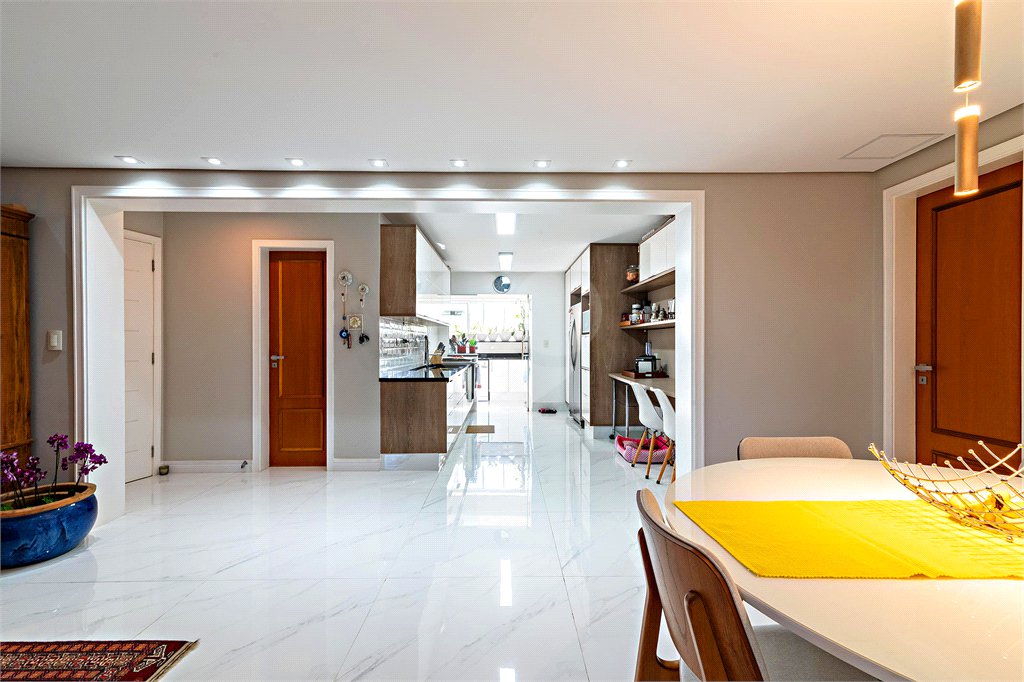 Apartamento à venda com 3 quartos, sendo 1 suíte, em Alto da Boa Vista, São Paulo, SP
