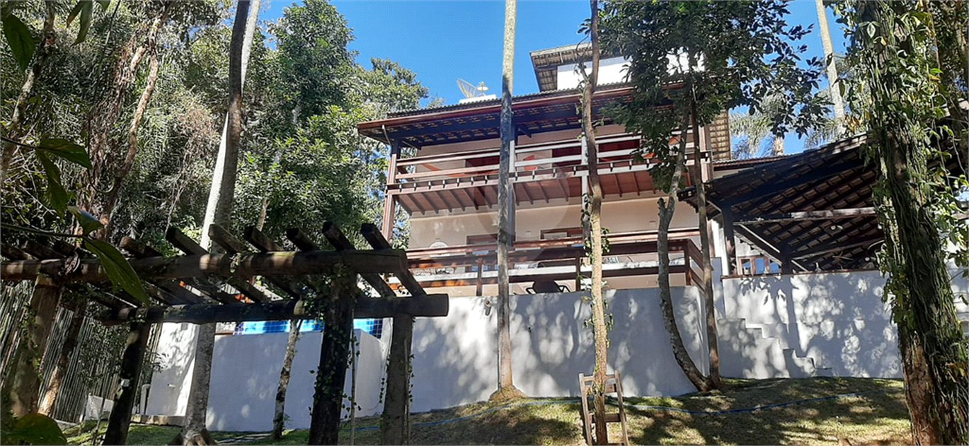 Sobrado à venda com 5 quartos, sendo 3 suítes, em Serra da Cantareira, Mairiporã, SP