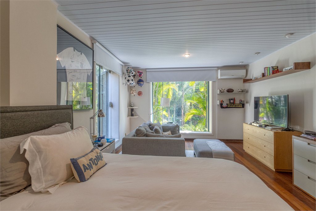 Casa à venda com 6 quartos, sendo 2 suítes, no condomínio Chácara Flora, São Paulo - SP