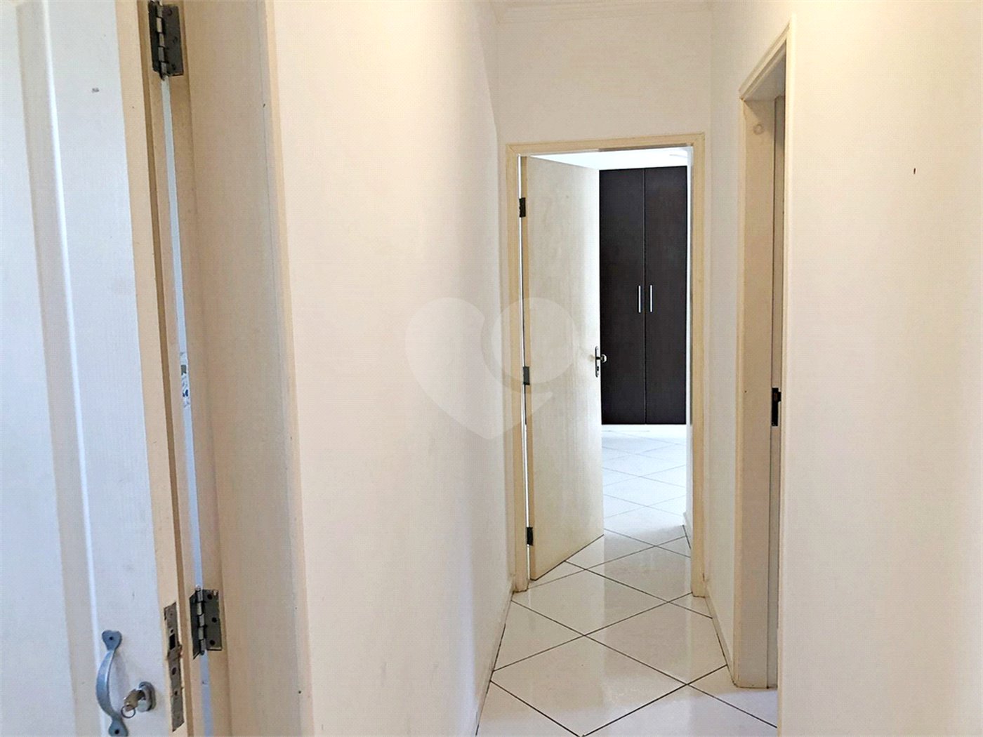 Casa à venda com 4 quartos, sendo 2 suítes, no condomínio Estância Marambaia, Vinhedo - SP