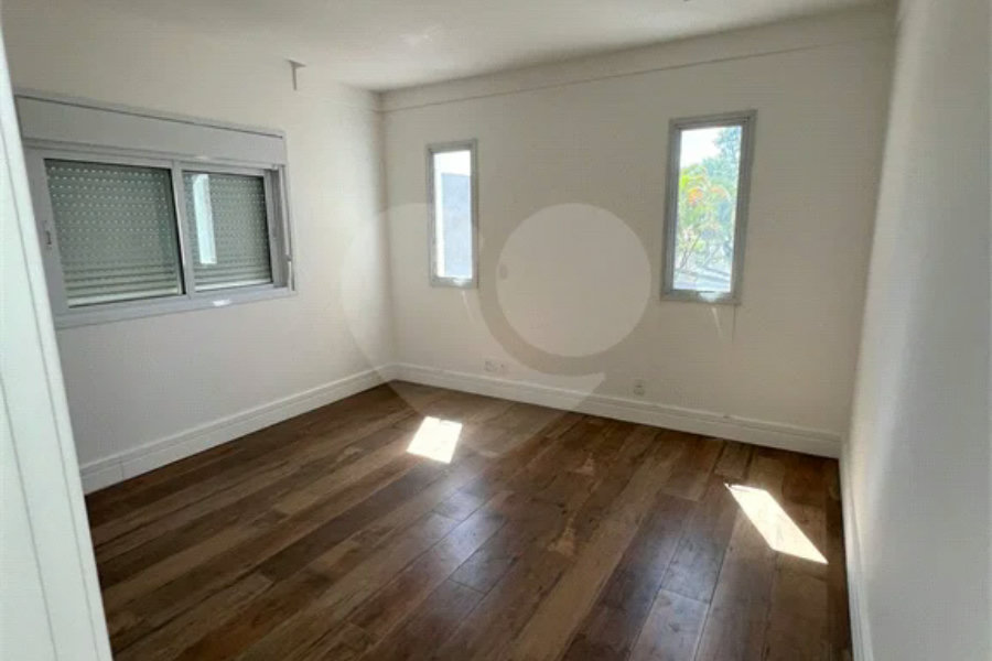 Casa à venda com 4 quartos, sendo 2 suítes, no condomínio Residencial Floresta, São Paulo - SP