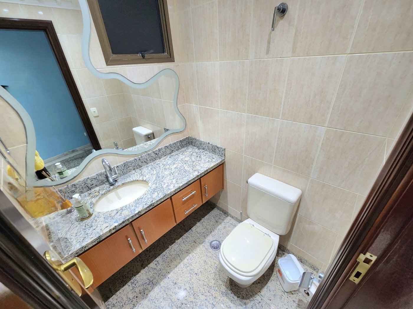 Apartamento Alto Padrão Frente Mar com 4 Dormitórios, 3 Suítes e 3 Vagas na Orla de Santos