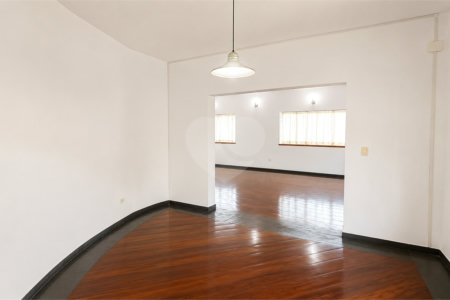 Sobrado à venda com 4 quartos, sendo 2 suítes, em Vila Pires, Santo André, SP