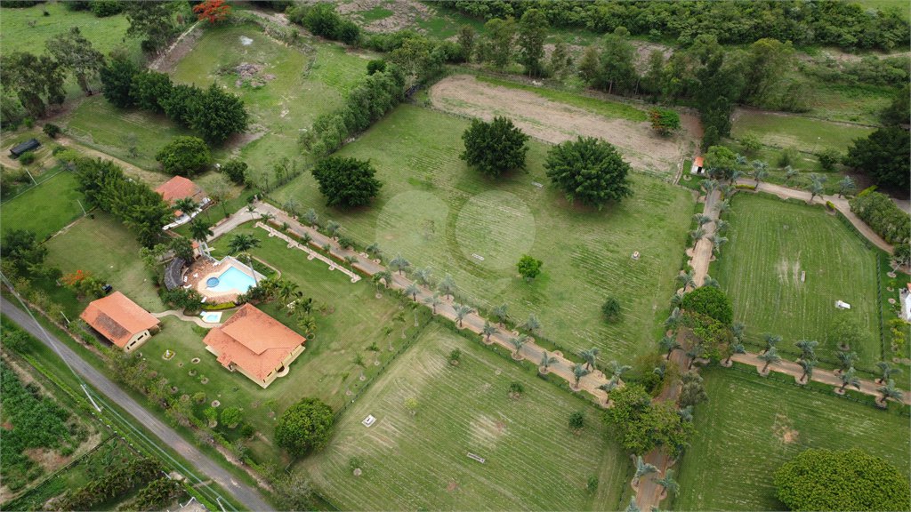 Casa à venda com 8 quartos, sendo 4 suítes, no condomínio Santa Filomena, Salto - SP