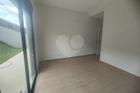 Casa exclusiva em Atibaia de alto padrão com 3 suítes, piscina, espaço gourmet, condomínio fechado, aceita financiamento