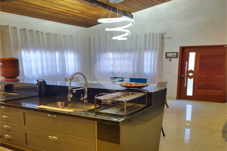 Casa à venda com 3 quartos, sendo 1 suíte, no condomínio Mountain Village, Atibaia - SP