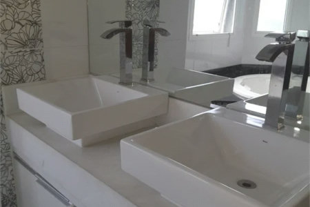 Casa à venda ou para alugar com 4 suítes em Chácaras São Carlos, Cotia, SP