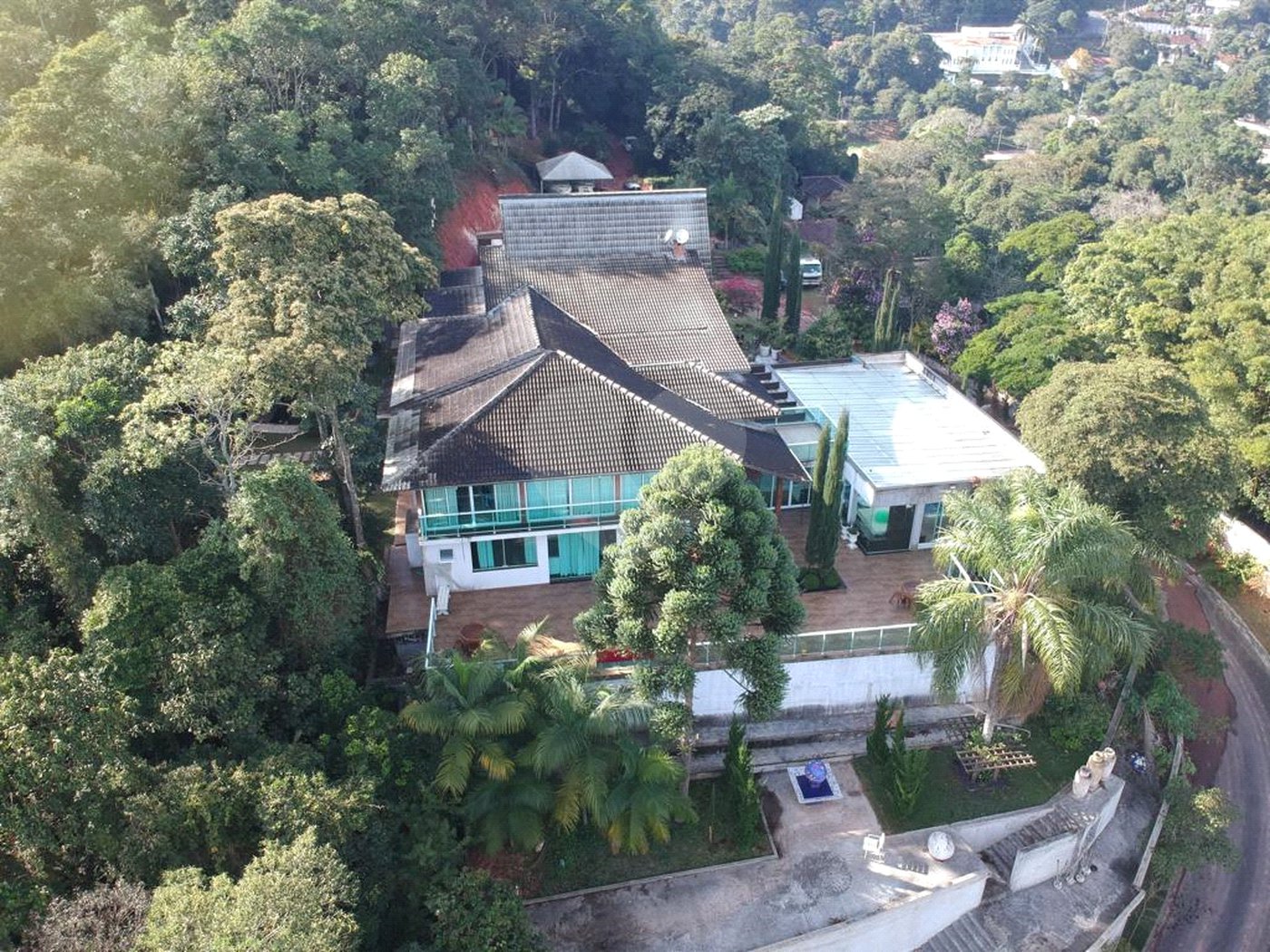 Casa à venda com 6 quartos, sendo 5 suítes, no condomínio Alpes da Cantareira, Mairiporã - SP