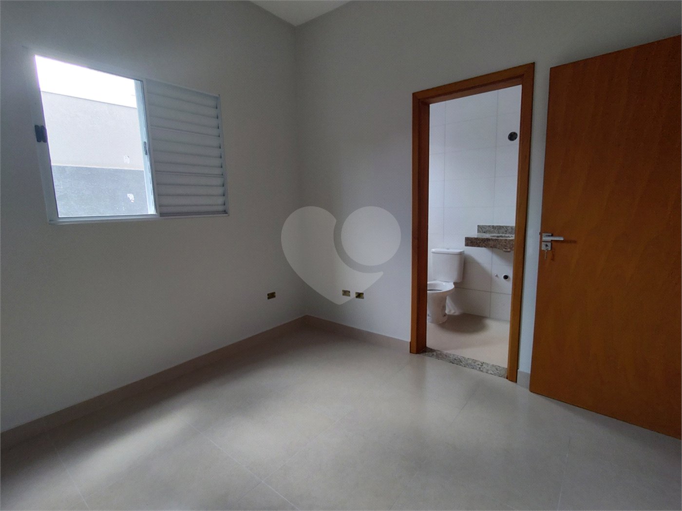 Casa térrea em Atibaia com 3 suítes, sala 2 ambientes, 2 vagas garagem, excelente localização, pronta para morar