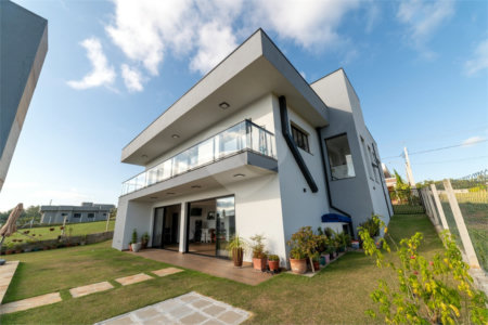 Casa à venda com 4 quartos, sendo 1 suíte, no condomínio Residencial Pinheiros do Lago, Alambari - SP