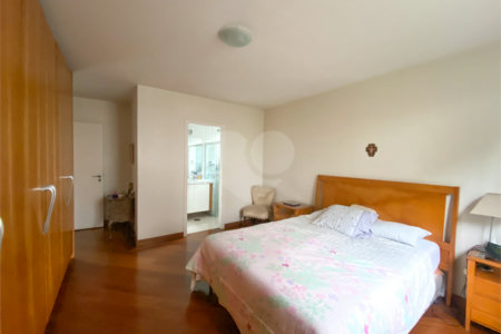 Casa de Vila à venda com 5 quartos, sendo 4 suítes, em Chácara Santo Antônio, São Paulo, SP