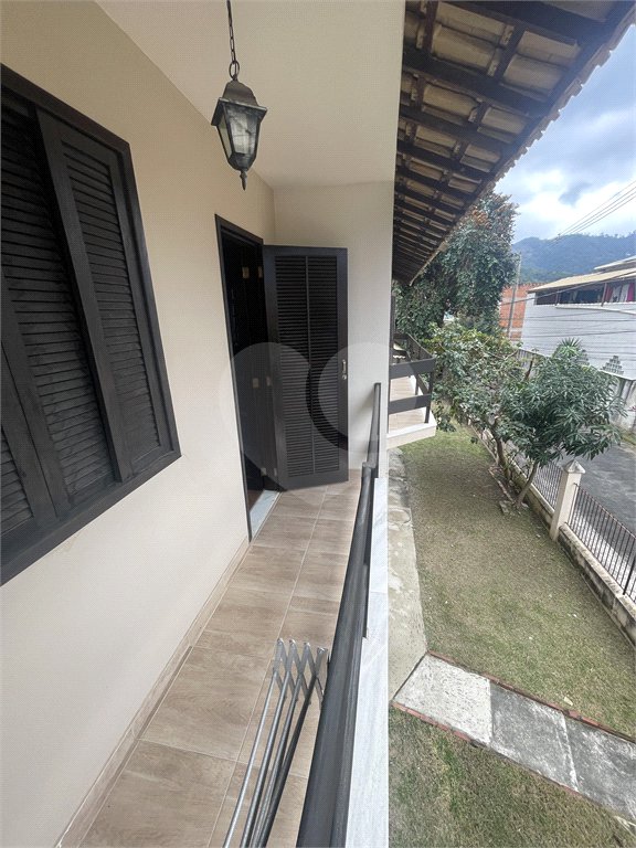 Casa à venda com 5 quartos, sendo 3 suítes, no condomínio Recanto das Palmeiras, Rio de Janeiro - RJ