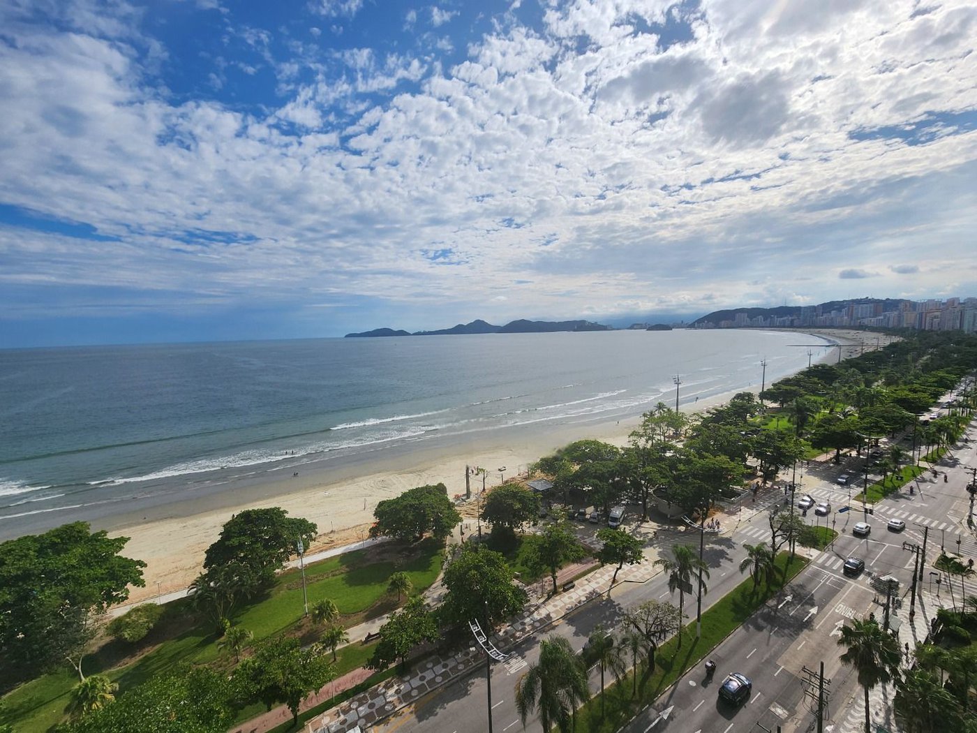 Apartamento Alto Padrão Frente Mar com 4 Dormitórios, 3 Suítes e 3 Vagas na Orla de Santos