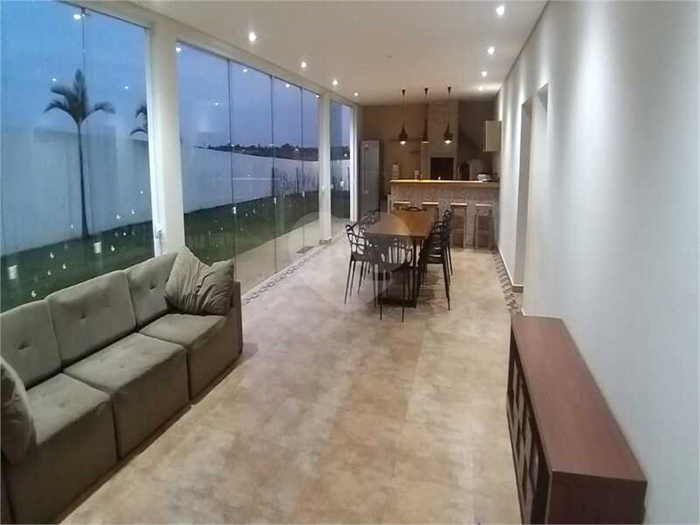 Casa à venda com 5 quartos, sendo 4 suítes, no condomínio Village Saint Charbel, Araçoiaba da Serra - SP