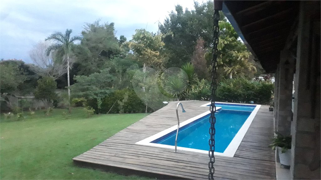 Casa à venda com 5 quartos, sendo 1 suíte, no condomínio Village da Serra, Araçoiaba da Serra - SP