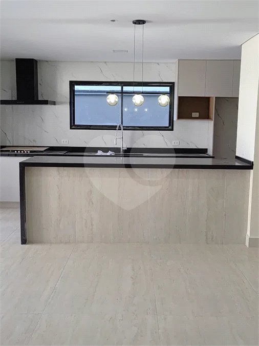 Casa com 3 suítes, piscina e área gourmet em terreno de 360m²