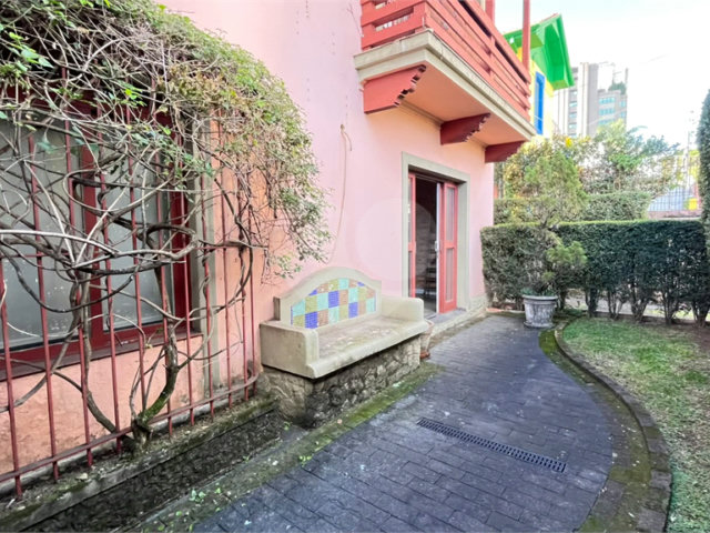 Sobrado à venda com 6 quartos, sendo 1 suíte,  em Vila Mariana, São Paulo, SP