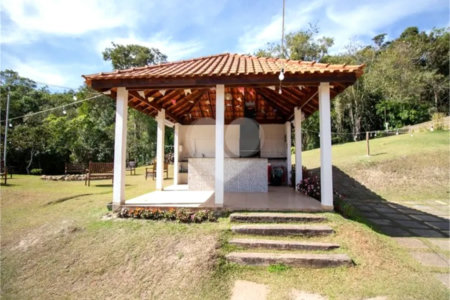 Casa à venda com 3 quartos, sendo 2 suítes, no condomínio Altos de São Roque, São Roque - SP