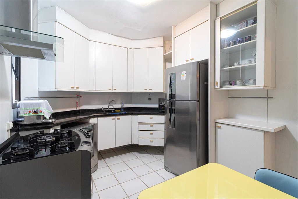 Casa à venda com 4 quartos, sendo 2 suítes, no condomínio Vila das Flores, São Paulo - SP