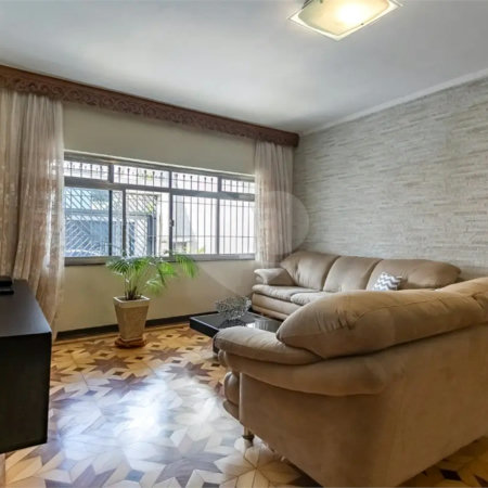 Sobrado no Jabaquara com 280m², 3 dormitórios, quintal amplo, varanda e 3 vagas de garagem.