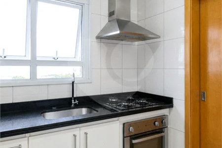 Apartamento de 84m² na Vila Lusitânia, em São Bernardo do Campo, com 3 dormitórios, suíte com varanda, 2 vagas cobertas, depósito privativo e lazer completo.