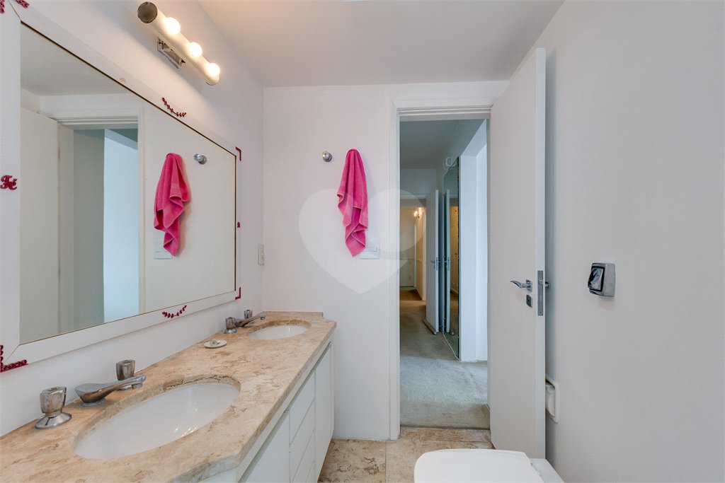 Apartamento à venda com 3 suítes em Real Parque, São Paulo, SP