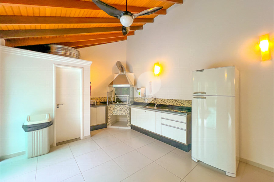 Casa à venda com 3 quartos, sendo 2 suítes, no condomínio Floradas da Serra, São Paulo - SP