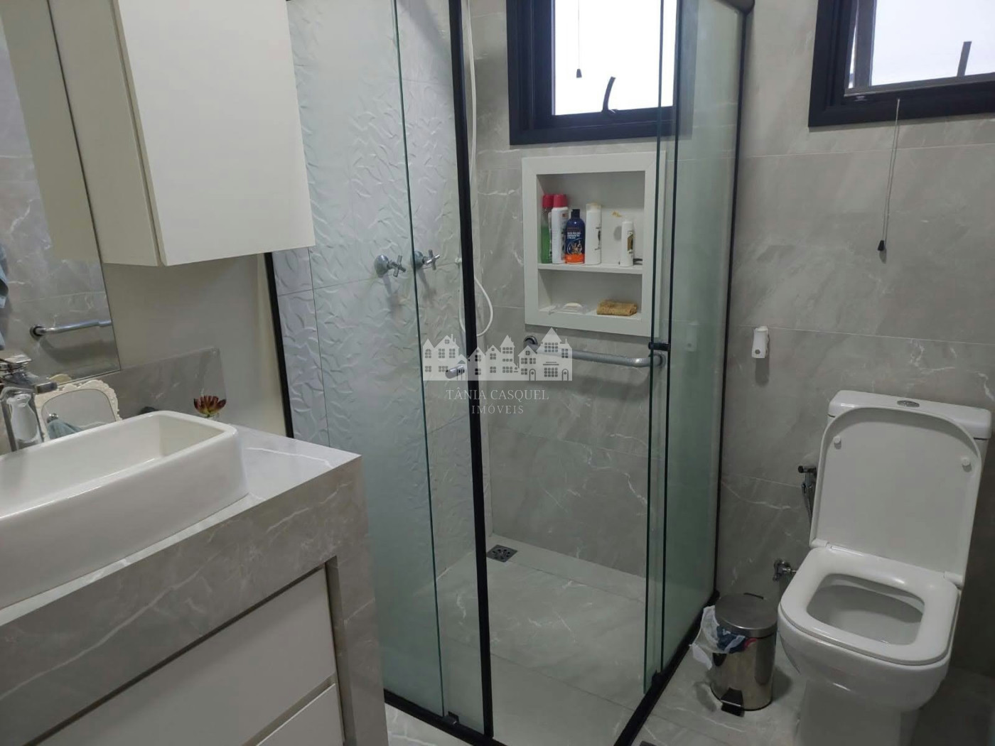 Casa à venda com 4 quartos, sendo 2 suítes,  no condomínio Figueira Garden, Atibaia - SP