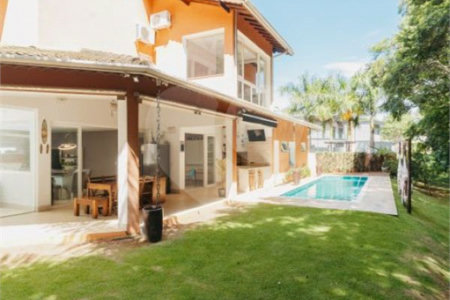 Casa à venda com 5 quartos, sendo 4 suítes, no condomínio Figueira Garden, Atibaia - SP