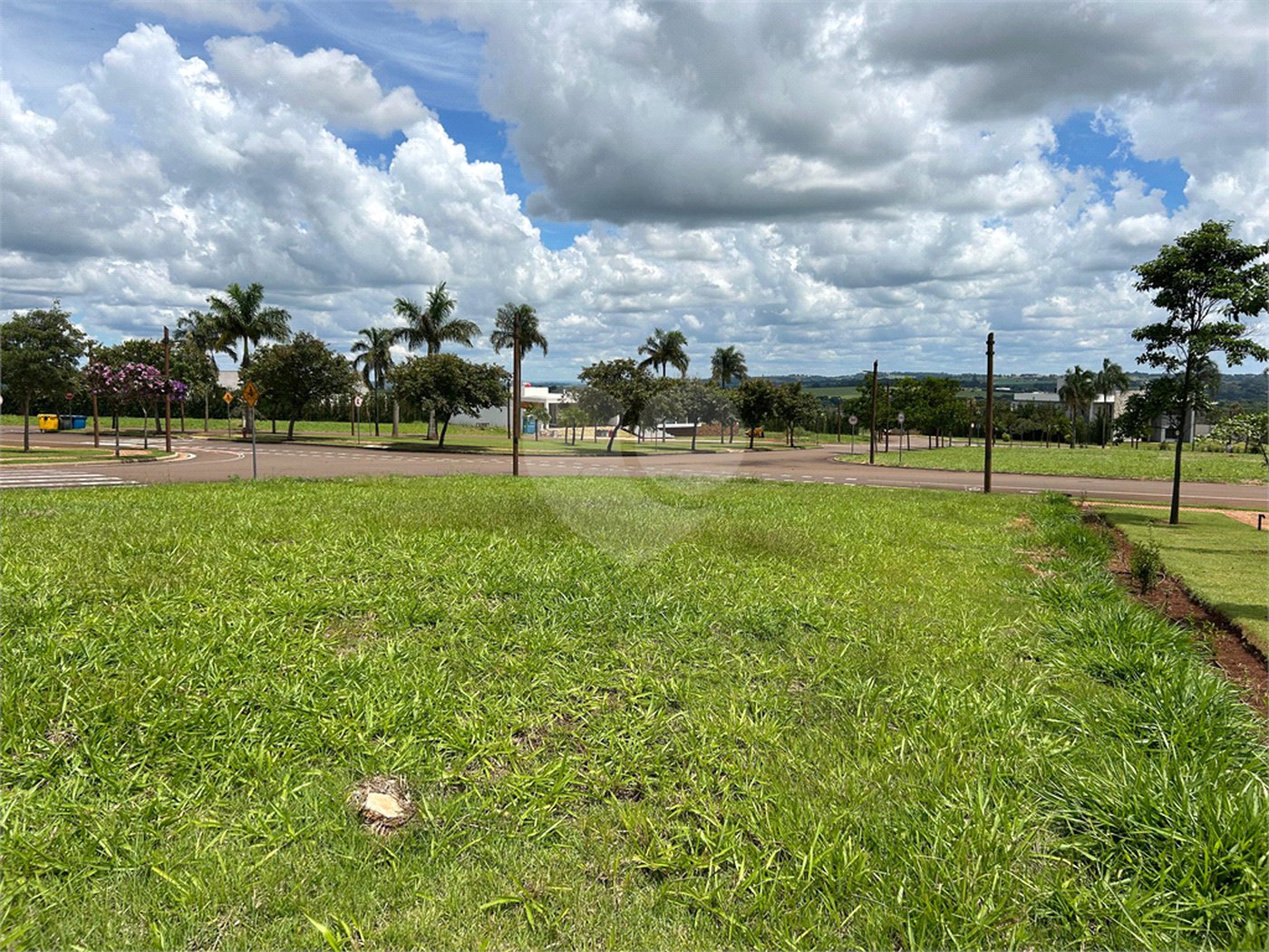 Terreno no condomínio Damha Golf em frente área de lazer com 1.404,40 m²