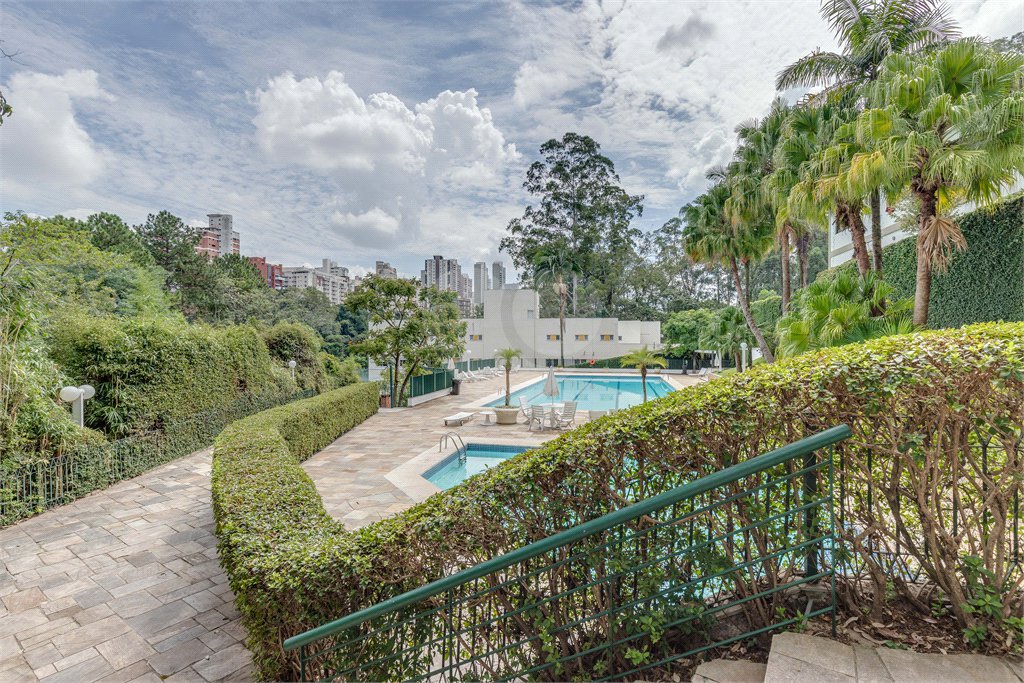 Casa à venda com 4 suítes no condomínio Granja do Morumbi, São Paulo - SP