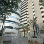 SALA COMERCIAL DE 90 M² COM 12 BAIAS, SALA DE REUNIÃO, AR-CONDICIONADO CENTRAL E 2 VAGAS!