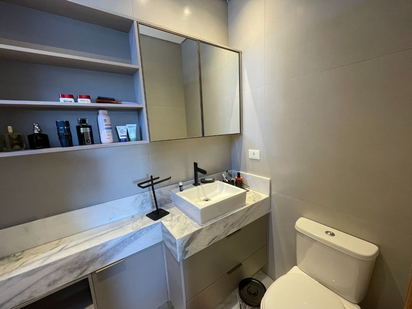 Apartamento 2 dormitórios (1 suíte), porteira fechada, 1 vaga demarcada, no José Menino, Santos