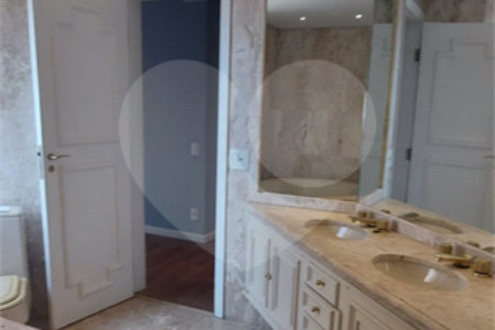Apartamento à venda no Campo Belo de 245m² com 3 suítes e 3 vagas