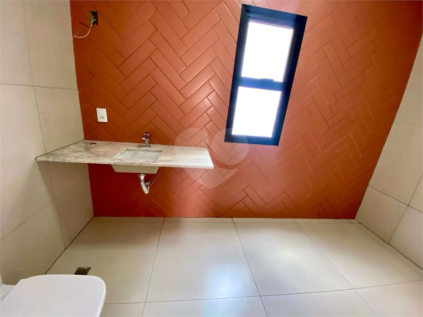 Sobrado á venda com 03 suítes, no Residencial Villeneuve em São Carlos-SP.