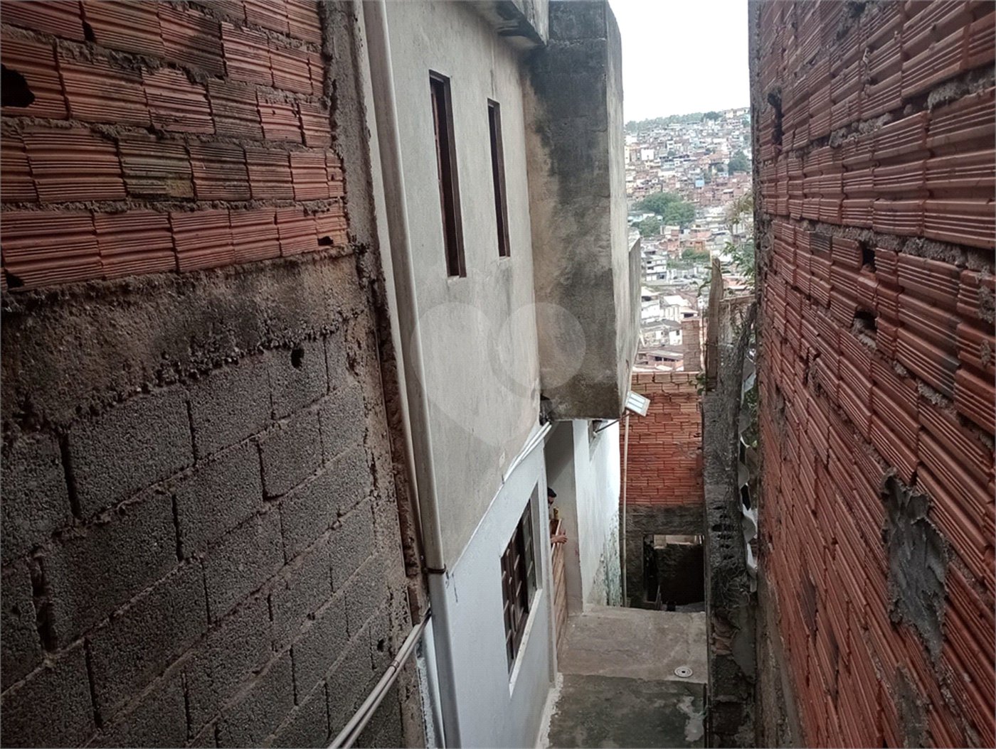 Terreno com 6 casas em 293m² de área total.