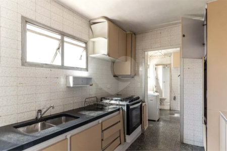 Este elegante apartamento em Higienópolis oferece 224m² de área muito bem distribuída, perfeito para quem valoriza conforto