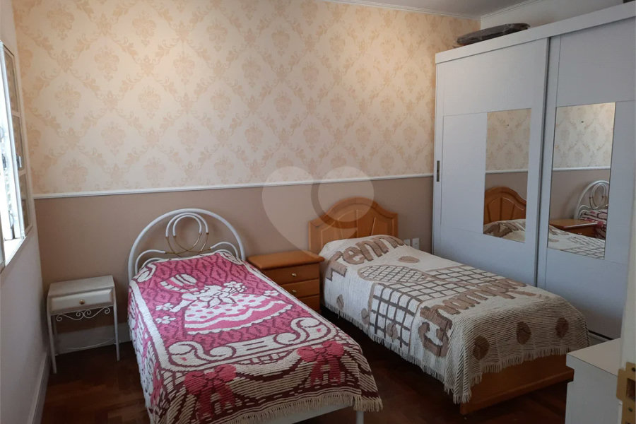 casa térrea na Vila Romana, 07 vagas de garagem, 4 quartos,, sendo 1 suíte amplo quintal.