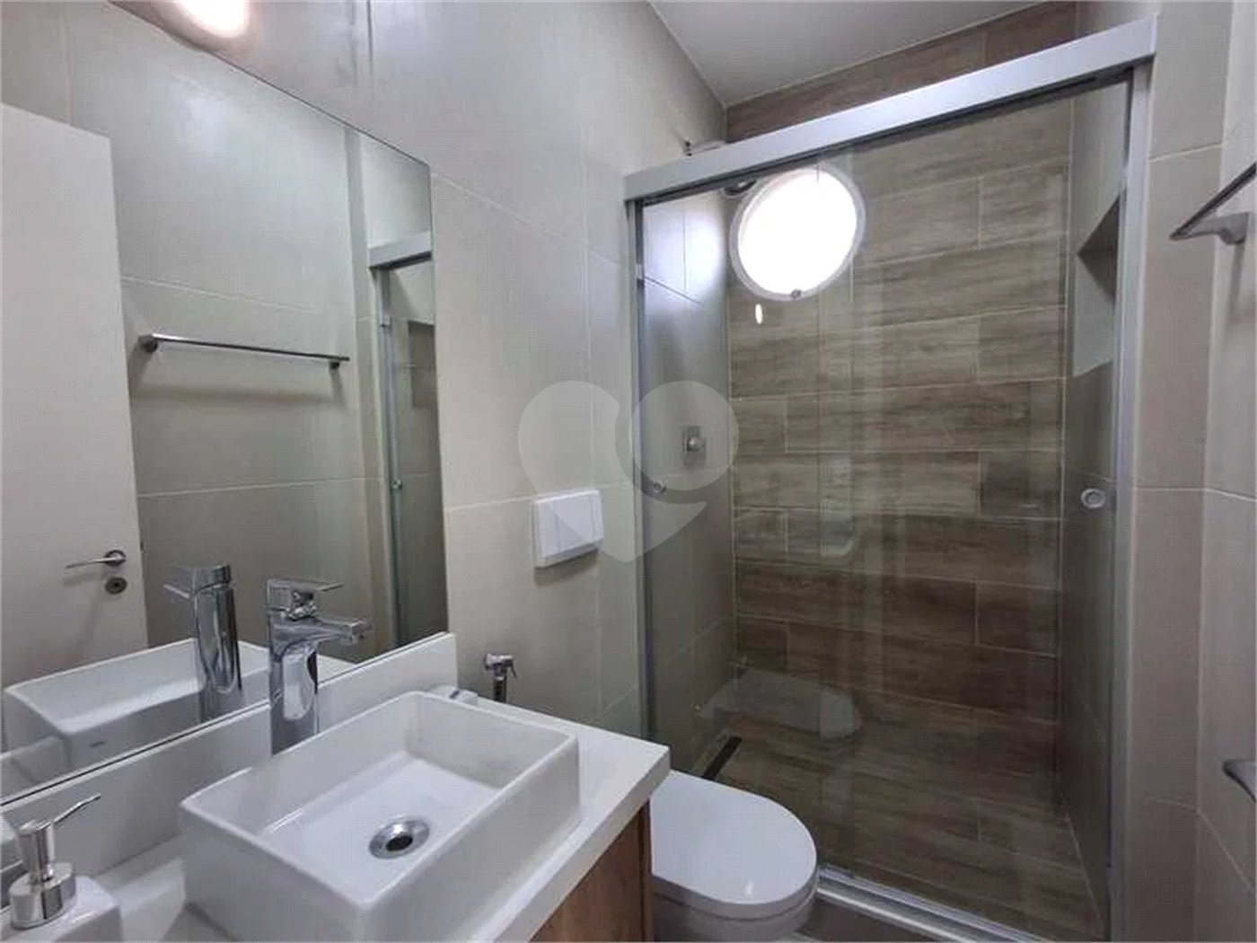 Apartamento totalmente decorado em Moema com 70 m2 , 2 quartos, 2 suítes e 2 vagas, ambientes com ar condicionado.