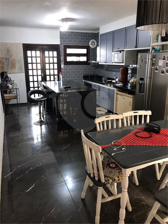 Sobrado à venda com 3 suítes em Vila Oliveira, Mogi das Cruzes, SP