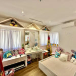 Casa à venda com 4 quartos, sendo 3 suítes, no condomínio Vilarejo, Carapicuíba - SP