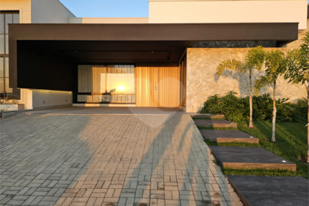 Indaiatuba- Dona Maria Candida - Área Total 300,00 m² - Área Construída 195,09 m² - 03 suítes sendo a master com closet; ?claraboia no corredor, suíte master e lavabo; - ?Todos banheiros com espelho e box até o teto; Roupeiro; Lavabo com espelho; Cozinha com cooktop, forno, coifa e micro-onda
