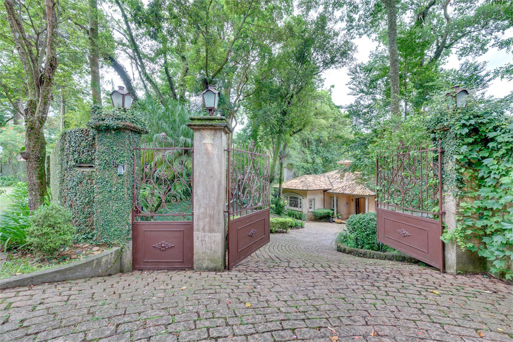 Casa à venda com 4 suítes no condomínio Chácara Flora, São Paulo - SP