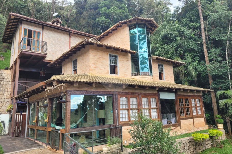 Sobrado à venda com 3 suítes em Serra da Cantareira, Mairiporã, SP