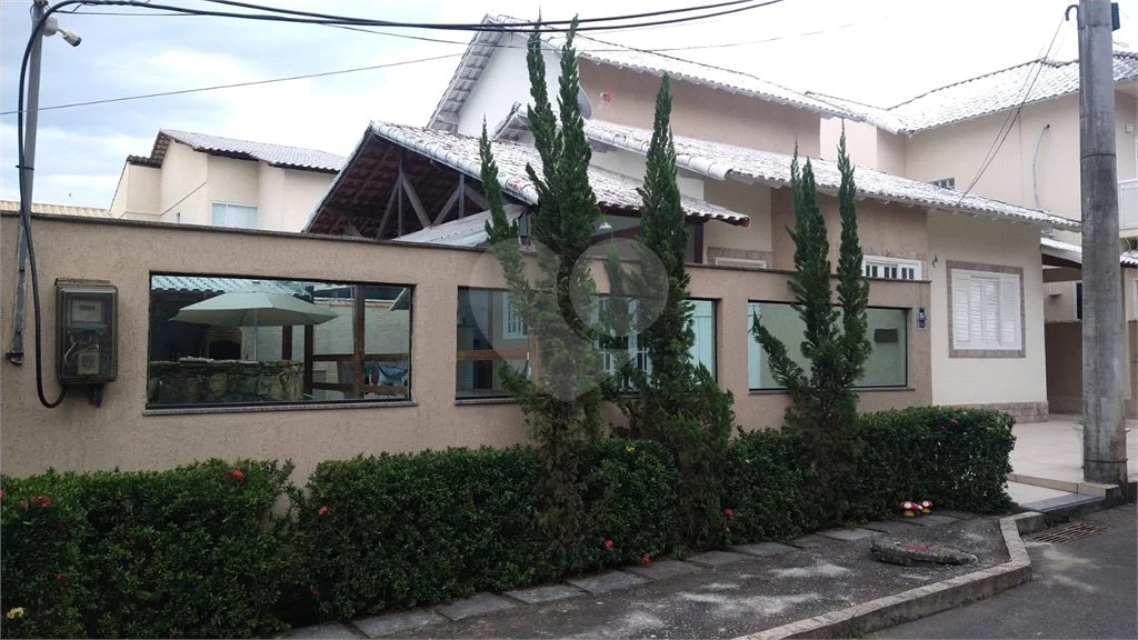 Casa à venda com 3 quartos, sendo 2 suítes, no condomínio Recanto das Palmeiras, Rio de Janeiro - RJ