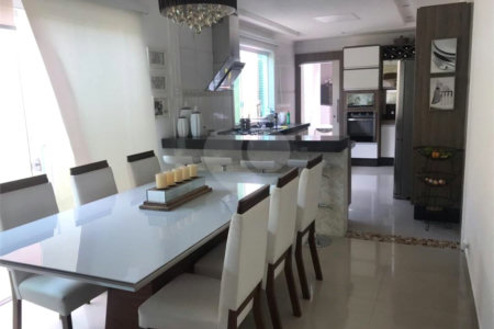 Sobrado à venda com 3 quartos, sendo 1 suíte,  em Vila Varela, Poá, SP