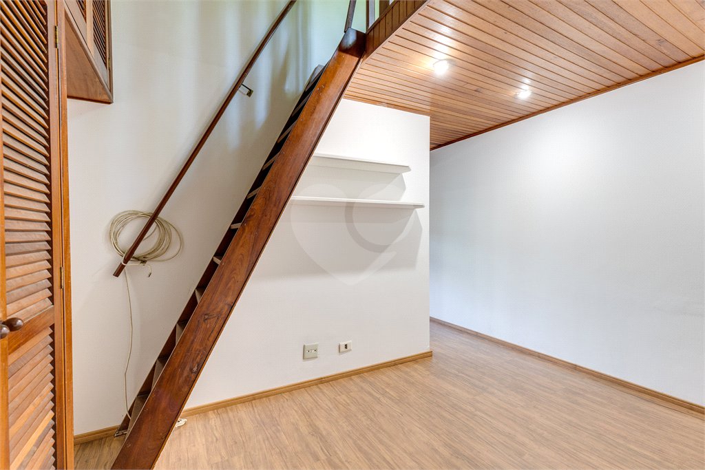 Casa à venda com 5 quartos, sendo 3 suítes, no condomínio Granja do Morumbi, São Paulo - SP