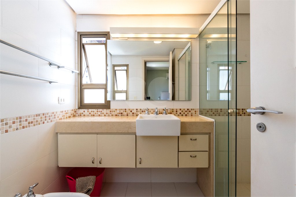 Apartamento à venda com 3 quartos, sendo 1 suíte, em Moema, São Paulo, SP