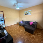 Casa térrea com piscina e 3 quartos.